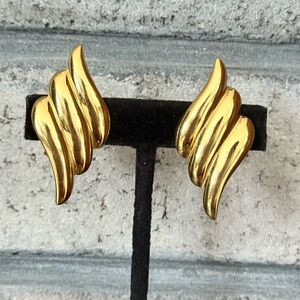 Vintage 1980s Monet signed large Gold Wave clip on Earrings